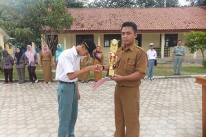 pemberian-hadiah-terhadap-siswa-berpestrasi-juara-2-Blog-tingkat-provinsi-Lampung1